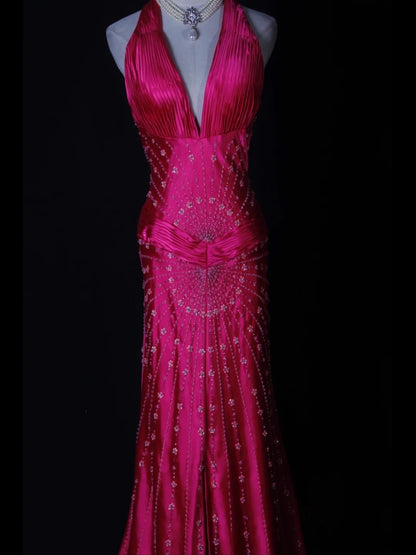 Vintage Meerjungfrauen-Abendkleid mit V-Ausschnitt, Neckholder, pinkfarbenem Satin mit Blumenmuster und Perlenbesatz am Oberteil – ein beeindruckendes Outfit für den 18. Geburtstag (AS275).