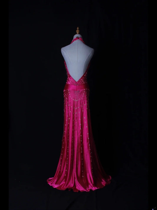 Robe de bal longue sirène vintage en satin rose fuchsia, col en V dos nu, ornée de fleurs et de perles sur le corsage. Idéale pour un 18e anniversaire. Référence AS275.