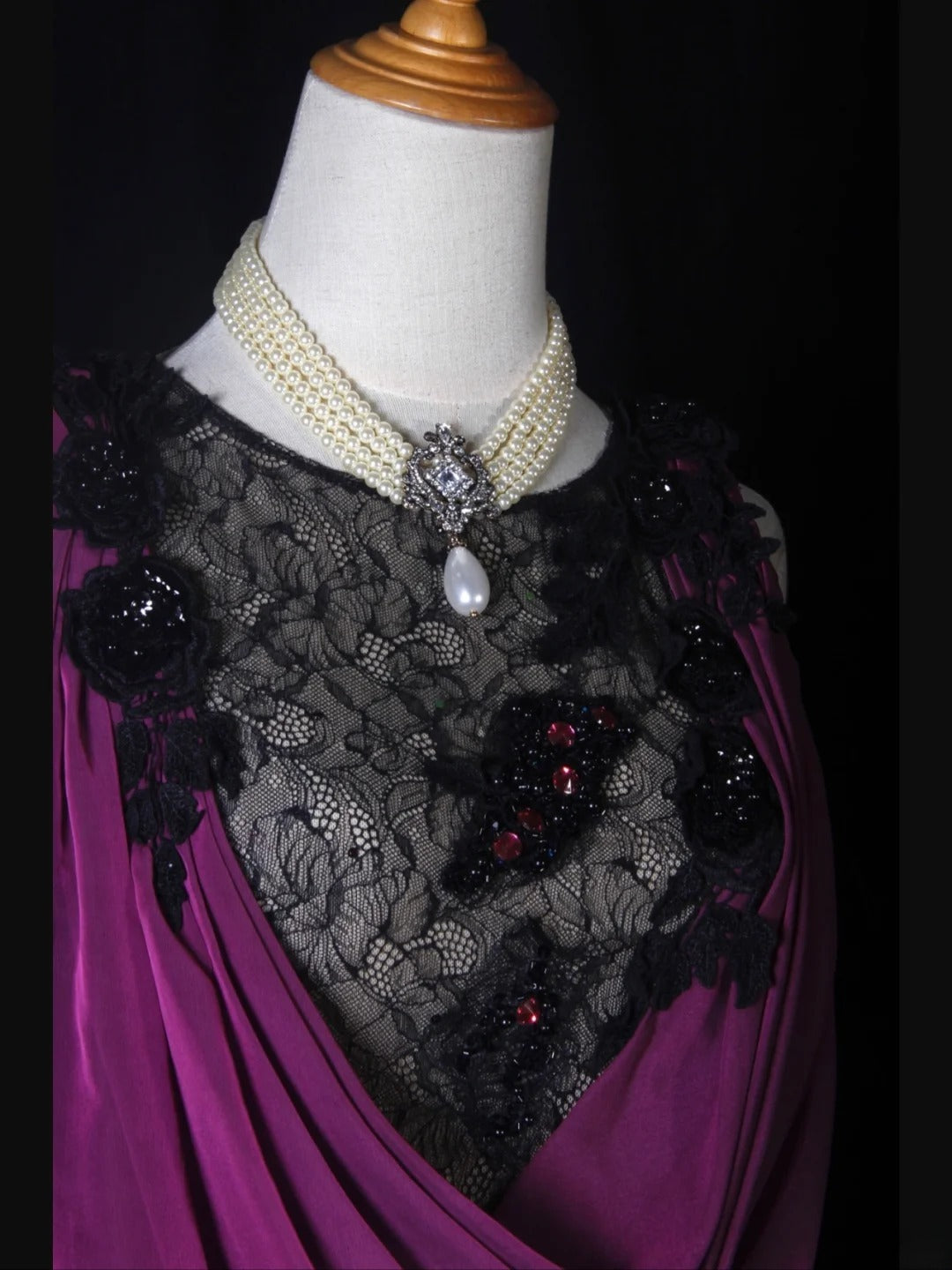 Robe de bal longue vintage sirène, haut noir en dentelle, corsage en mousseline orné d'appliques et de perles, idéale pour un 18e anniversaire. Modèle AS276.