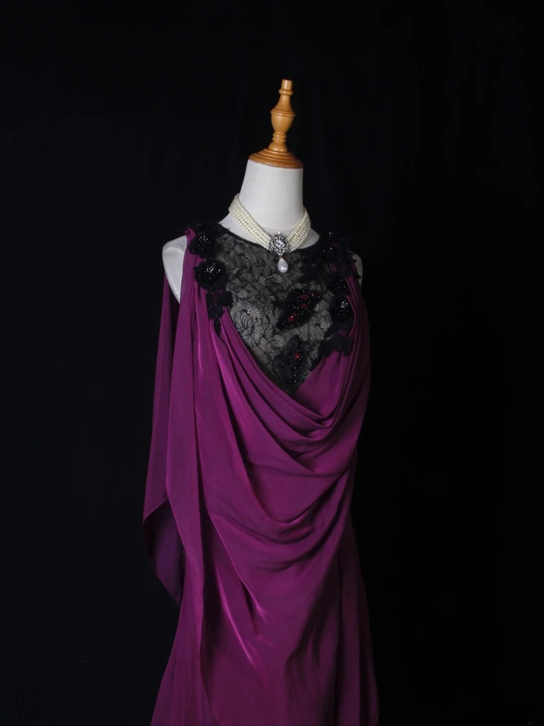 Robe de bal longue vintage sirène, haut noir en dentelle, corsage en mousseline orné d'appliques et de perles, idéale pour un 18e anniversaire. Modèle AS276.