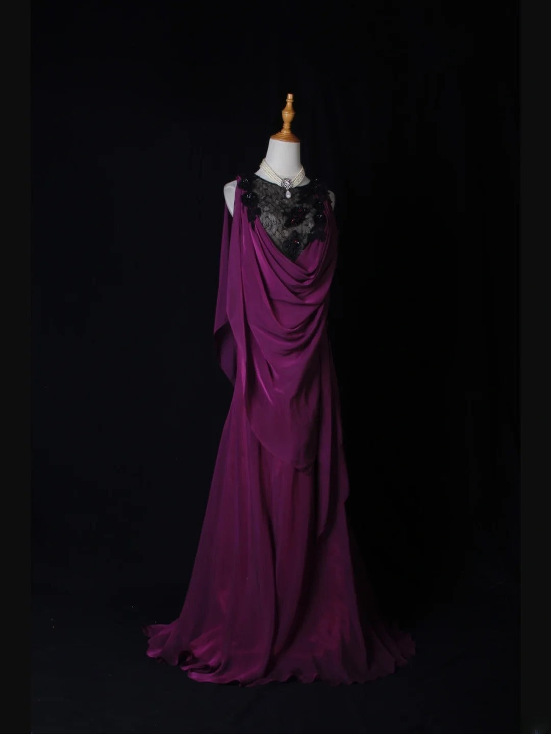 Robe de bal longue vintage sirène, haut noir en dentelle, corsage en mousseline orné d'appliques et de perles, idéale pour un 18e anniversaire. Modèle AS276.