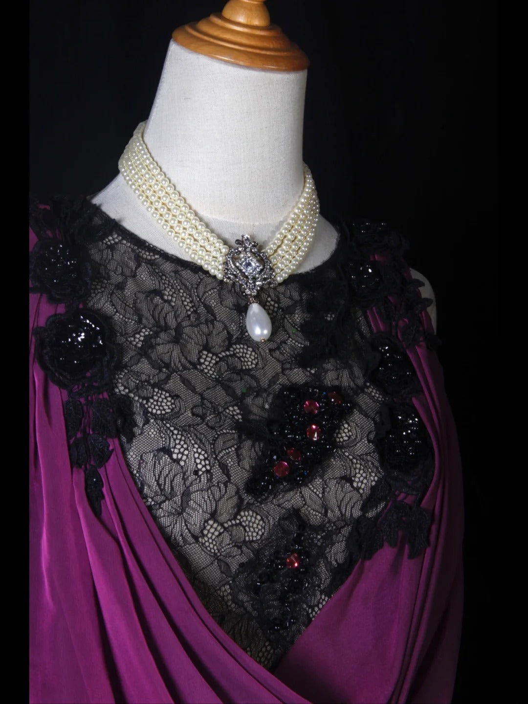 Robe de bal longue vintage sirène, haut noir en dentelle, corsage en mousseline orné d'appliques et de perles, idéale pour un 18e anniversaire. Modèle AS276.