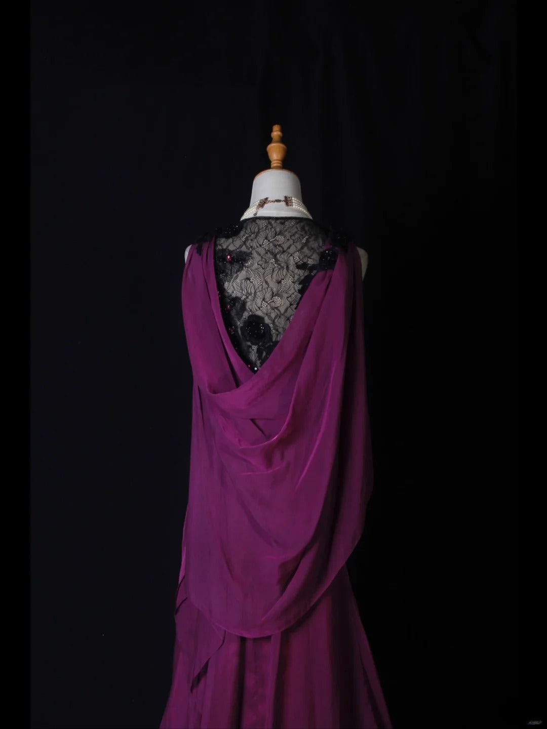 Robe de bal longue vintage sirène, haut noir en dentelle, corsage en mousseline orné d'appliques et de perles, idéale pour un 18e anniversaire. Modèle AS276.