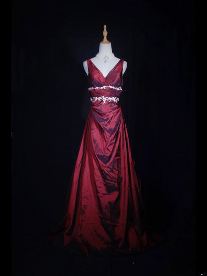 Vintage A-Linien-Abendkleid mit V-Ausschnitt, weißem, appliziertem Oberteil und plissiertem, burgunderrotem Rock – ein beeindruckendes Outfit für den 18. Geburtstag (Abendkleid AS277).