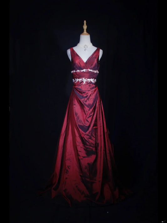 Robe de bal longue bordeaux vintage, coupe trapèze, col en V, corsage blanc appliqué, plissée, idéale pour un 18e anniversaire. Modèle AS277.