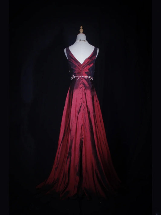 Robe de bal longue bordeaux vintage, coupe trapèze, col en V, corsage blanc appliqué, plissée, idéale pour un 18e anniversaire. Modèle AS277.