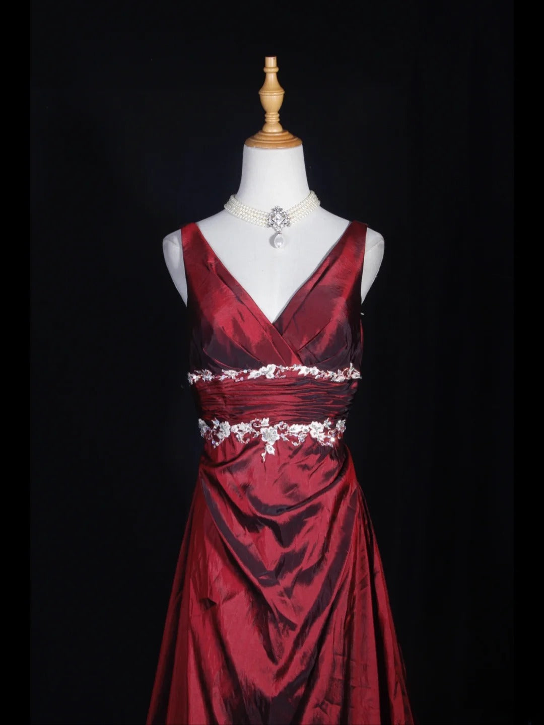 Vintage A-Linien-Abendkleid mit V-Ausschnitt, weißem, appliziertem Oberteil und plissiertem, burgunderrotem Rock – ein beeindruckendes Outfit für den 18. Geburtstag (Abendkleid AS277).