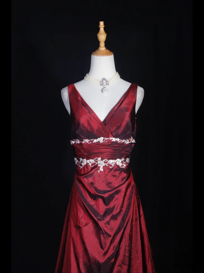 Vintage A-Linien-Abendkleid mit V-Ausschnitt, weißem, appliziertem Oberteil und plissiertem, burgunderrotem Rock – ein beeindruckendes Outfit für den 18. Geburtstag (Abendkleid AS277).