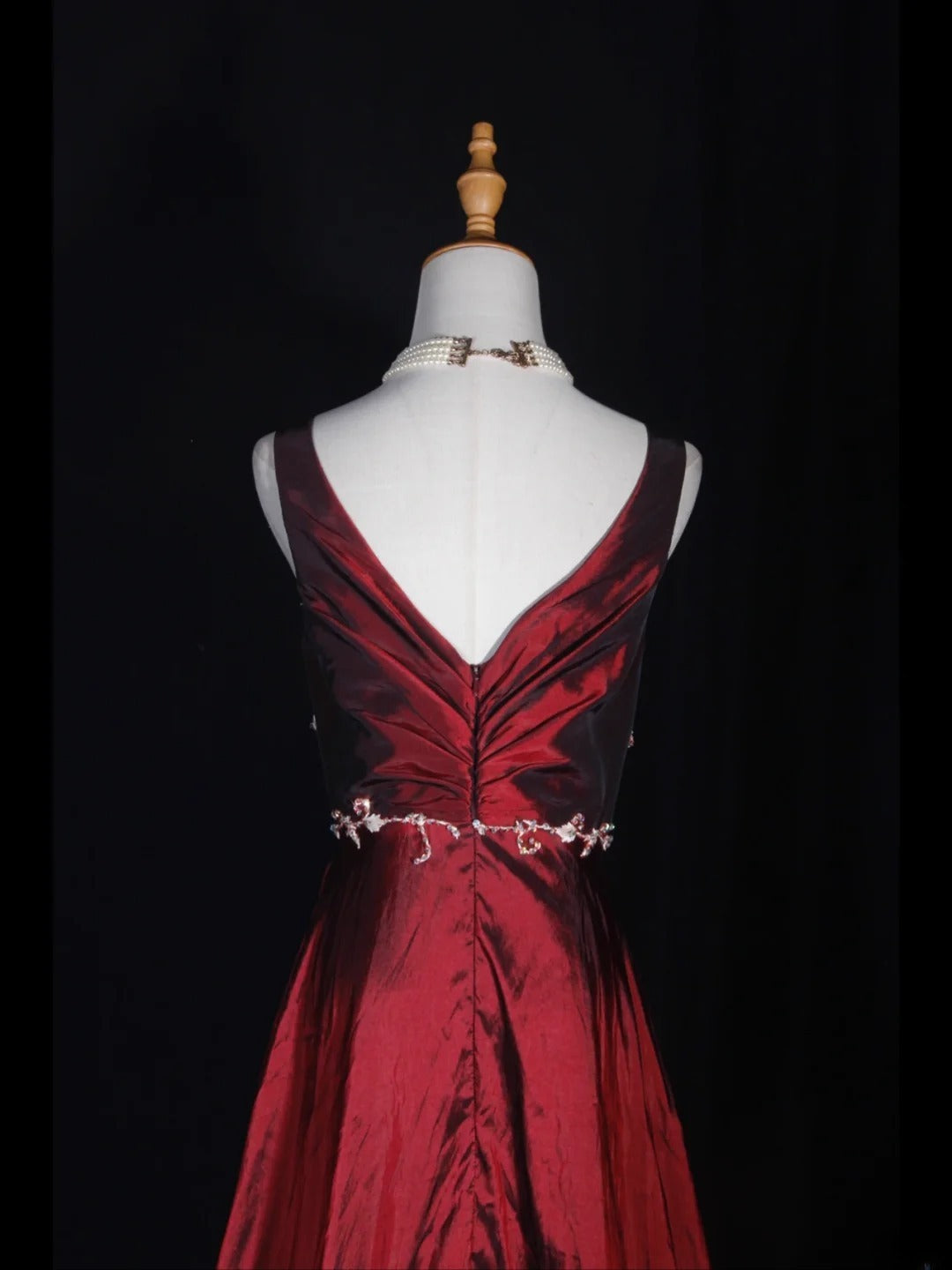 Vintage A-Linien-Abendkleid mit V-Ausschnitt, weißem, appliziertem Oberteil und plissiertem, burgunderrotem Rock – ein beeindruckendes Outfit für den 18. Geburtstag (Abendkleid AS277).