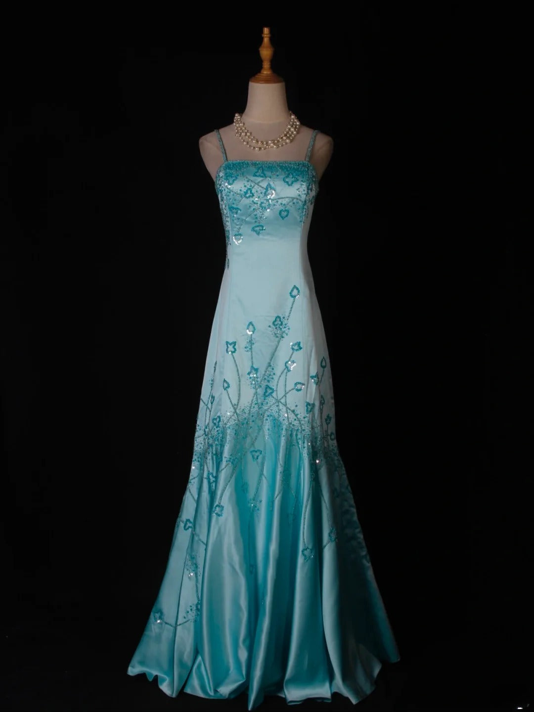 Robe de bal longue bleu Tiffany, style sirène vintage, bretelles spaghetti, corsage orné de perles. Idéale pour un 18e anniversaire. Référence AS279.