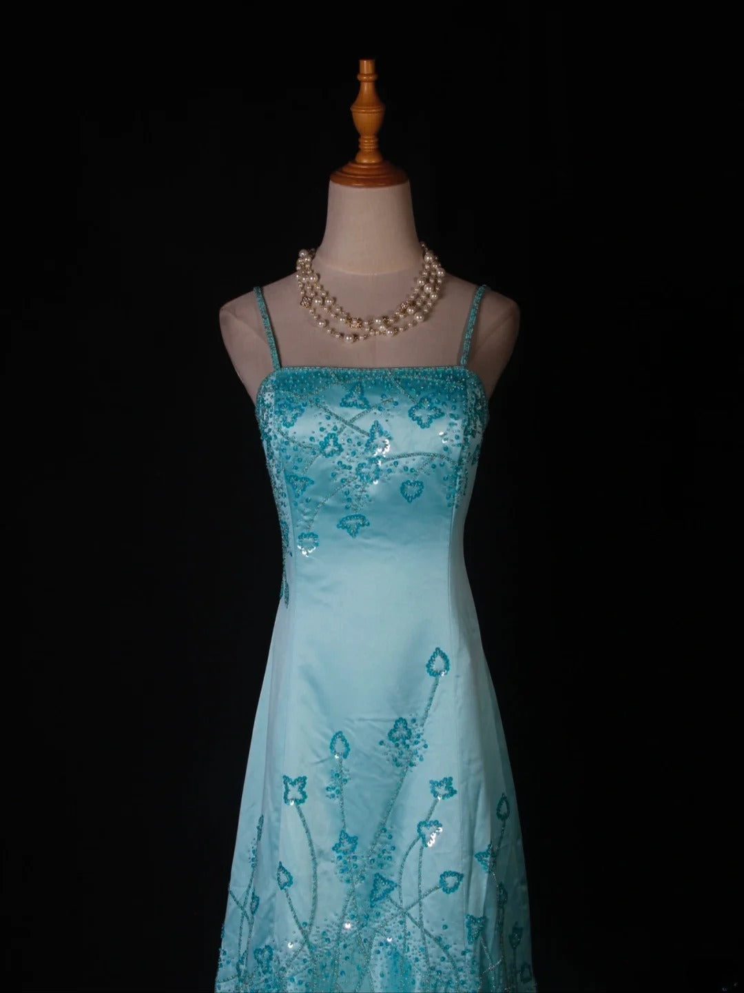 Robe de bal longue bleu Tiffany, style sirène vintage, bretelles spaghetti, corsage orné de perles. Idéale pour un 18e anniversaire. Référence AS279.