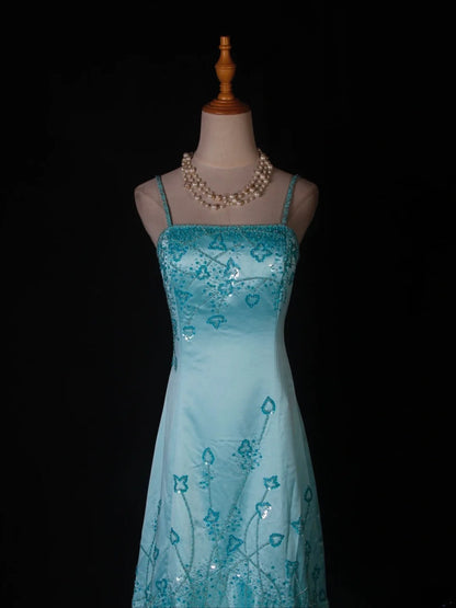 Robe de bal longue bleu Tiffany, style sirène vintage, bretelles spaghetti, corsage orné de perles. Idéale pour un 18e anniversaire. Référence AS279.