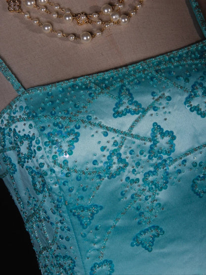 Robe de bal longue bleu Tiffany, style sirène vintage, bretelles spaghetti, corsage orné de perles. Idéale pour un 18e anniversaire. Référence AS279.