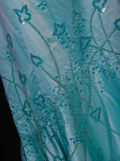 Robe de bal longue bleu Tiffany, style sirène vintage, bretelles spaghetti, corsage orné de perles. Idéale pour un 18e anniversaire. Référence AS279.