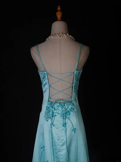 Robe de bal longue bleu Tiffany, style sirène vintage, bretelles spaghetti, corsage orné de perles. Idéale pour un 18e anniversaire. Référence AS279.