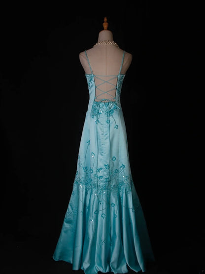 Robe de bal longue bleu Tiffany, style sirène vintage, bretelles spaghetti, corsage orné de perles. Idéale pour un 18e anniversaire. Référence AS279.