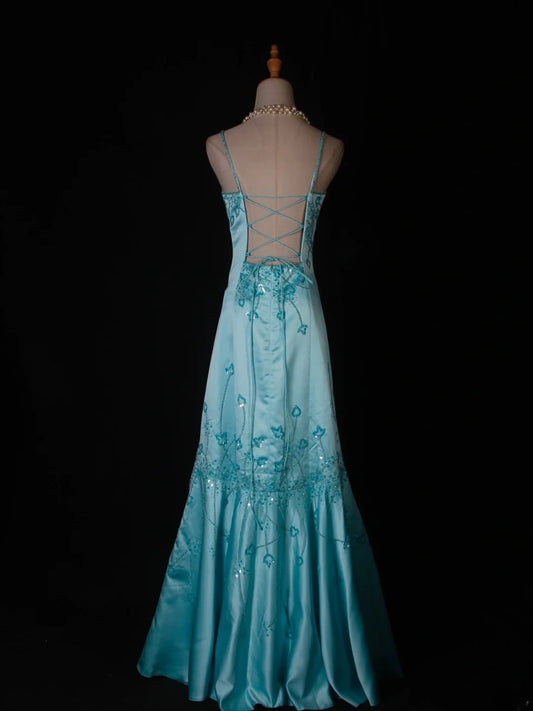 Robe de bal longue bleu Tiffany, style sirène vintage, bretelles spaghetti, corsage orné de perles. Idéale pour un 18e anniversaire. Référence AS279.