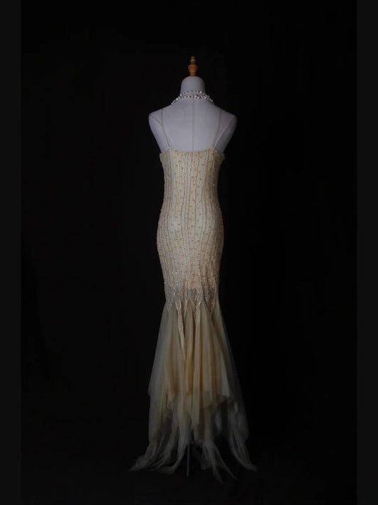 Robe de bal longue sirène vintage à fines bretelles en tulle jaune avec corsage orné de perles, idéale pour un 20e anniversaire. Modèle AS280.