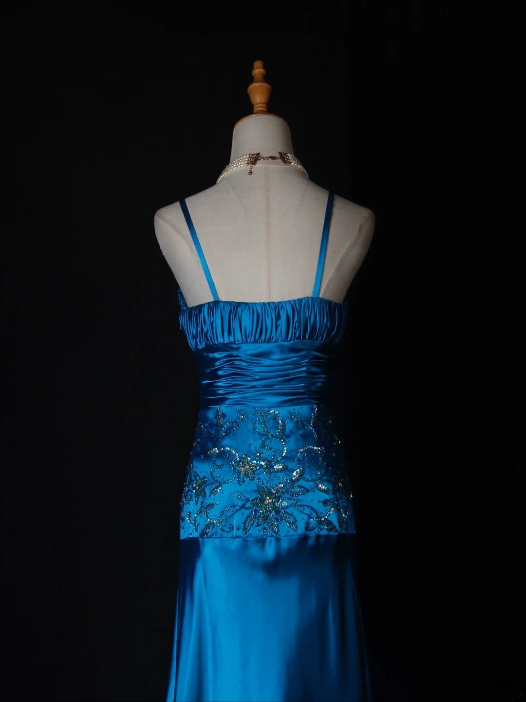 Vintage A-Linien-Abendkleid mit Spaghettiträgern, blauem Satin, Pailletten und perlenbesetztem Oberteil – ein beeindruckendes Outfit für den 18. Geburtstag (Modell AS282).