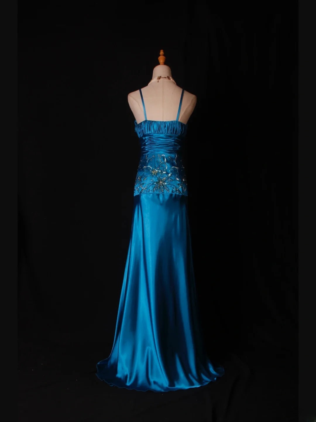 Vintage A-Linien-Abendkleid mit Spaghettiträgern, blauem Satin, Pailletten und perlenbesetztem Oberteil – ein beeindruckendes Outfit für den 18. Geburtstag (Modell AS282).