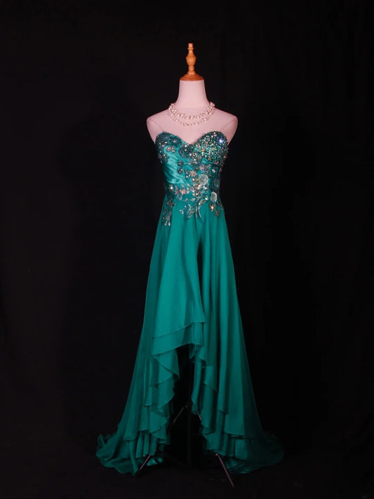 Robe de bal longue vintage en mousseline verte, coupe trapèze, bustier cœur, ourlet asymétrique et décolleté en V, ornée de perles. Idéale pour un 20e anniversaire ou une soirée de gala (AS285).