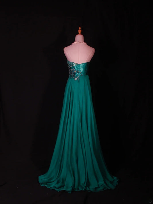 Robe de bal longue vintage en mousseline verte, coupe trapèze, bustier cœur, ourlet asymétrique et décolleté en V, ornée de perles. Idéale pour un 20e anniversaire ou une soirée de gala (AS285).