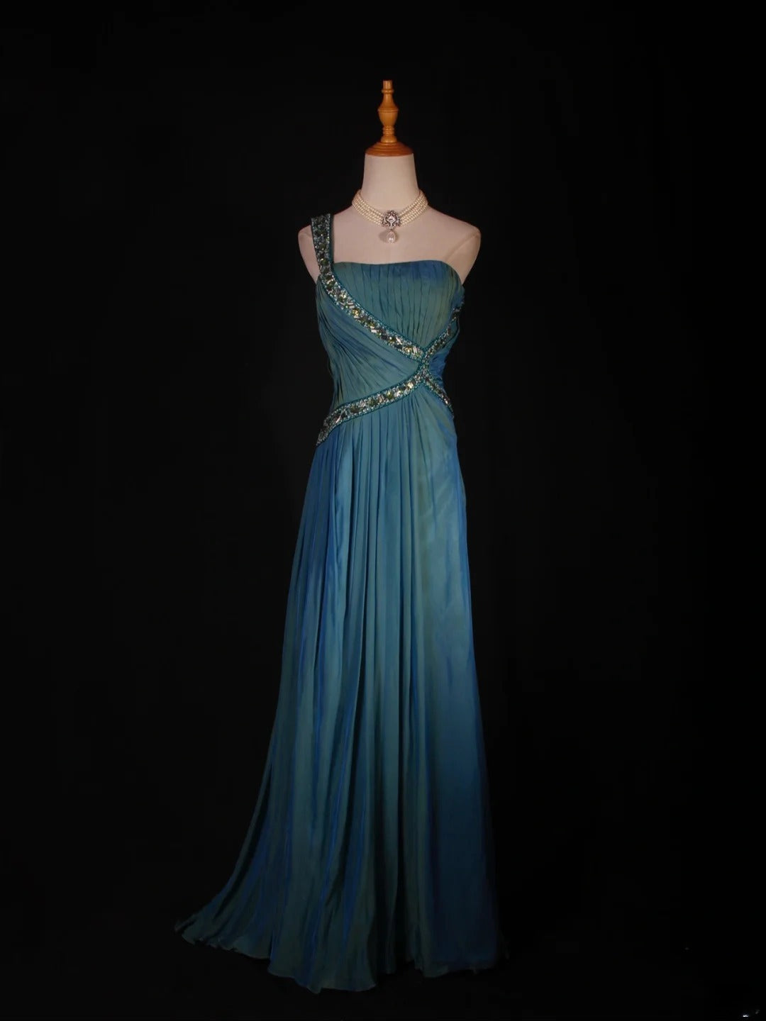 Robe de bal longue rétro trapèze asymétrique en mousseline bleue à corsage perlé, idéale pour un 18e anniversaire. AS288