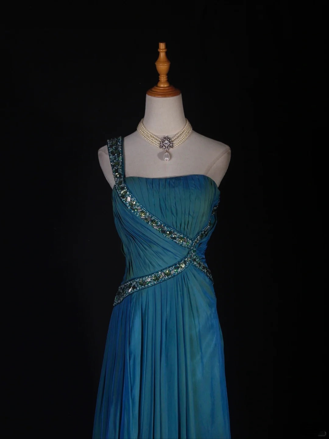 Robe de bal longue rétro trapèze asymétrique en mousseline bleue à corsage perlé, idéale pour un 18e anniversaire. AS288