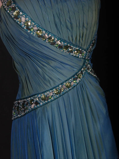 Robe de bal longue rétro trapèze asymétrique en mousseline bleue à corsage perlé, idéale pour un 18e anniversaire. AS288