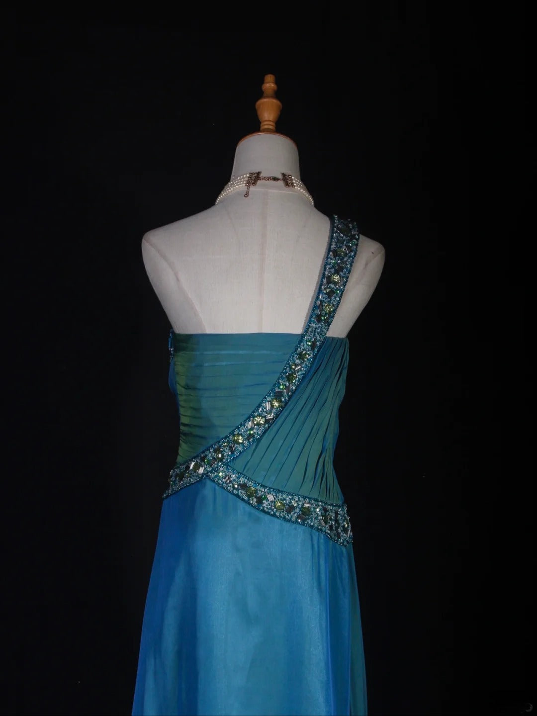 Robe de bal longue rétro trapèze asymétrique en mousseline bleue à corsage perlé, idéale pour un 18e anniversaire. AS288