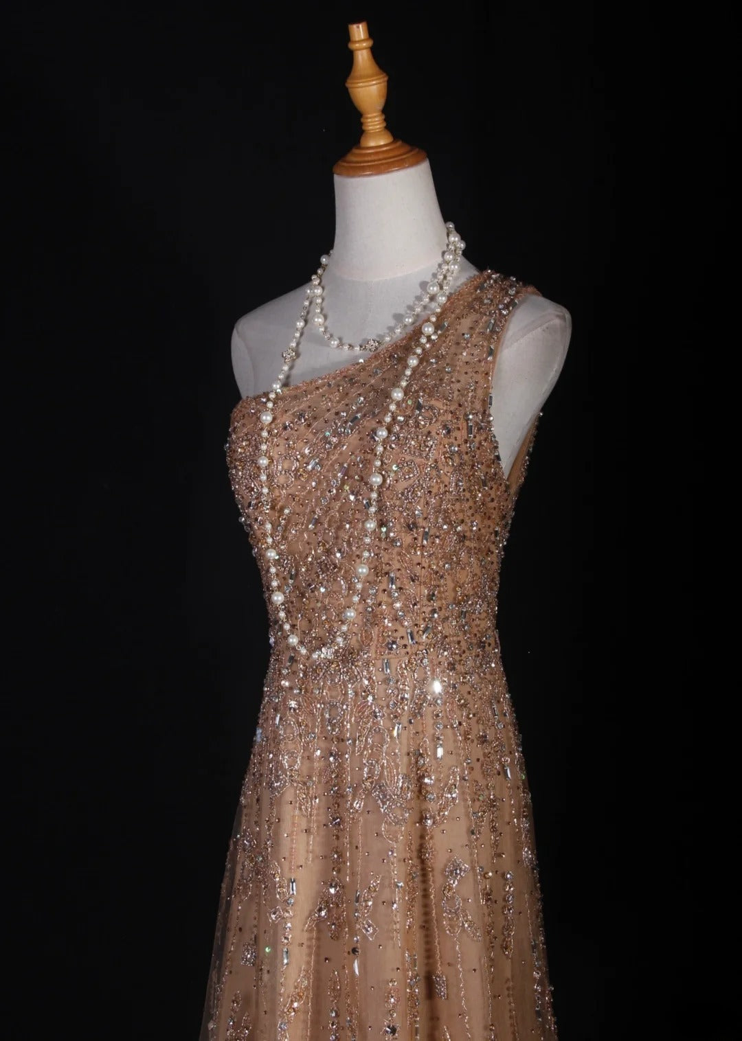 Robe de bal longue rétro années 90, coupe trapèze, une épaule, en tulle champagne avec corsage orné de perles. Inspiration pour une tenue de 18 ans ou une robe de soirée (AS290).