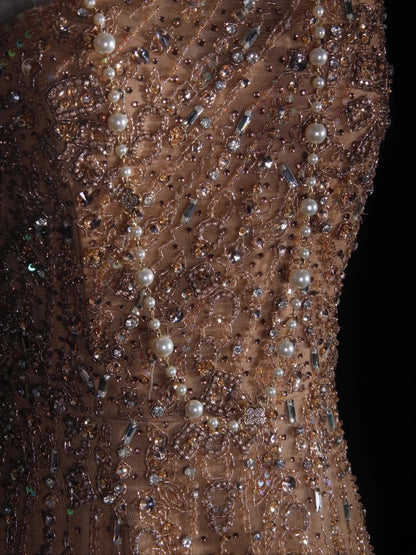 Robe de bal longue rétro années 90, coupe trapèze, une épaule, en tulle champagne avec corsage orné de perles. Inspiration pour une tenue de 18 ans ou une robe de soirée (AS290).