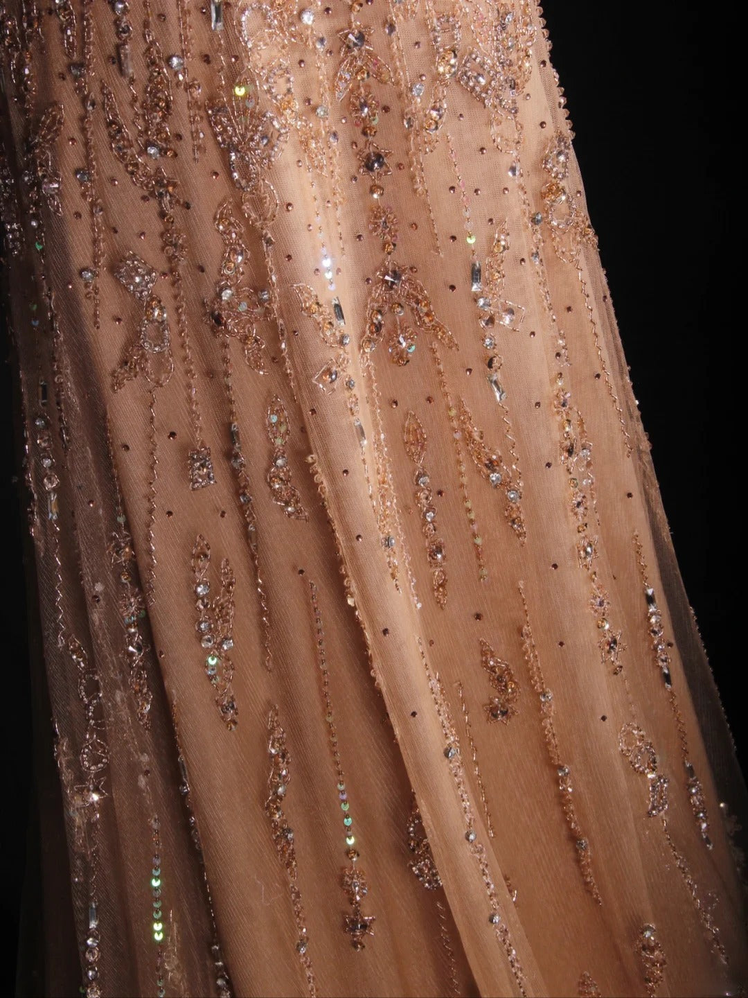 Robe de bal longue rétro années 90, coupe trapèze, une épaule, en tulle champagne avec corsage orné de perles. Inspiration pour une tenue de 18 ans ou une robe de soirée (AS290).