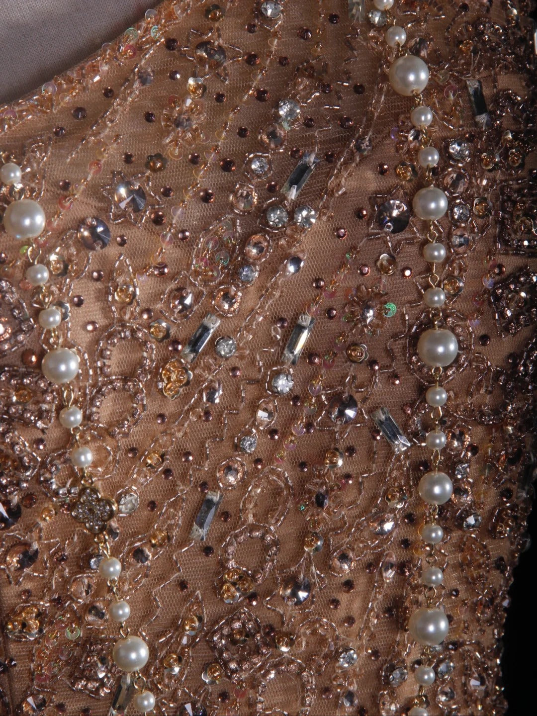 Robe de bal longue rétro années 90, coupe trapèze, une épaule, en tulle champagne avec corsage orné de perles. Inspiration pour une tenue de 18 ans ou une robe de soirée (AS290).
