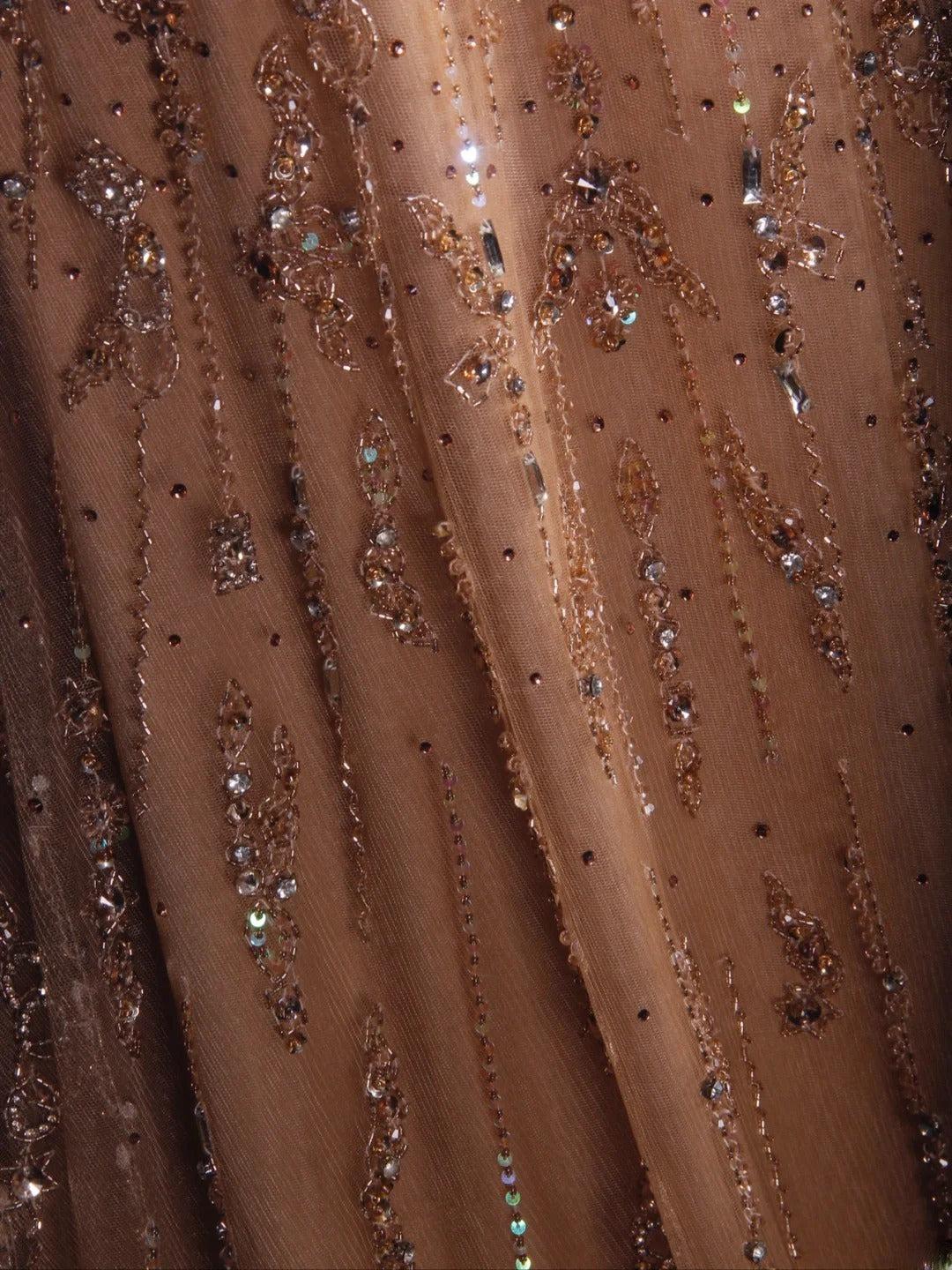 Robe de bal longue rétro années 90, coupe trapèze, une épaule, en tulle champagne avec corsage orné de perles. Inspiration pour une tenue de 18 ans ou une robe de soirée (AS290).