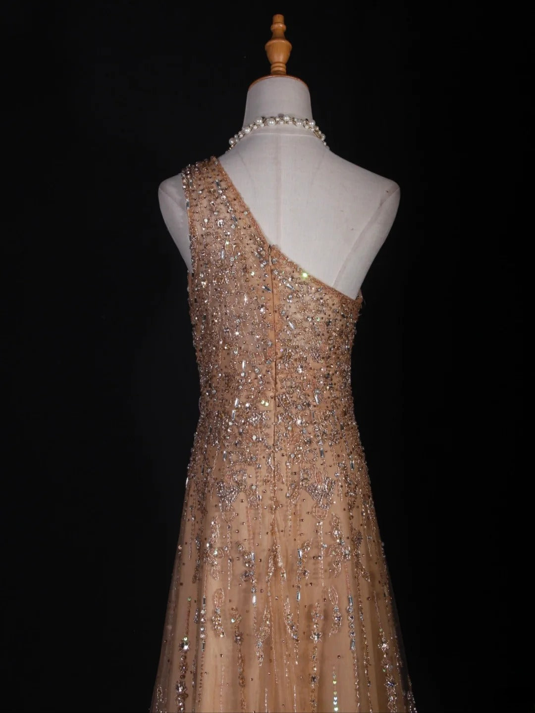 Robe de bal longue rétro années 90, coupe trapèze, une épaule, en tulle champagne avec corsage orné de perles. Inspiration pour une tenue de 18 ans ou une robe de soirée (AS290).