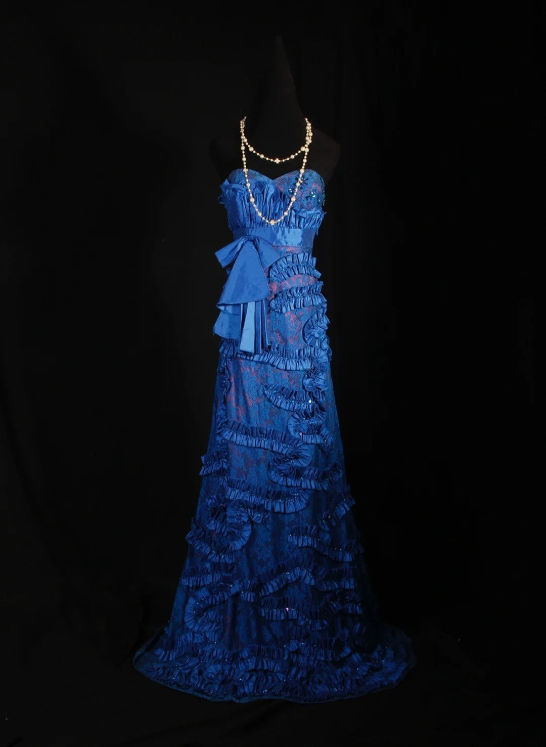 Robe de bal longue vintage années 1960, coupe trapèze, décolleté cœur, en satin bleu roi, ornée de dentelle et de perles. Idéale pour un 18e anniversaire. Robe de soirée AS297