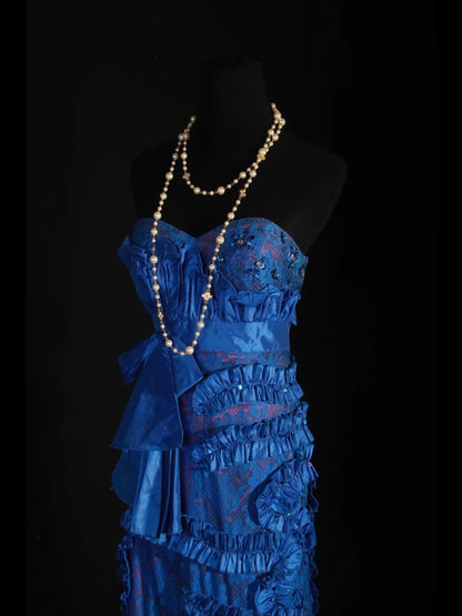 Robe de bal longue vintage années 1960, coupe trapèze, décolleté cœur, en satin bleu roi, ornée de dentelle et de perles. Idéale pour un 18e anniversaire. Robe de soirée AS297
