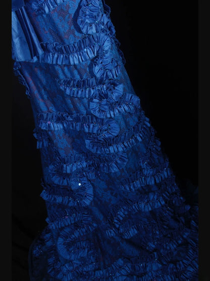 Robe de bal longue vintage années 1960, coupe trapèze, décolleté cœur, en satin bleu roi, ornée de dentelle et de perles. Idéale pour un 18e anniversaire. Robe de soirée AS297