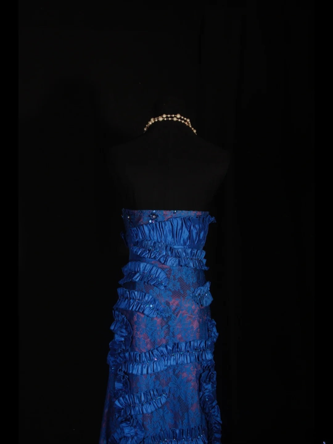 Robe de bal longue vintage années 1960, coupe trapèze, décolleté cœur, en satin bleu roi, ornée de dentelle et de perles. Idéale pour un 18e anniversaire. Robe de soirée AS297