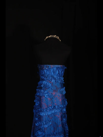 Robe de bal longue vintage années 1960, coupe trapèze, décolleté cœur, en satin bleu roi, ornée de dentelle et de perles. Idéale pour un 18e anniversaire. Robe de soirée AS297