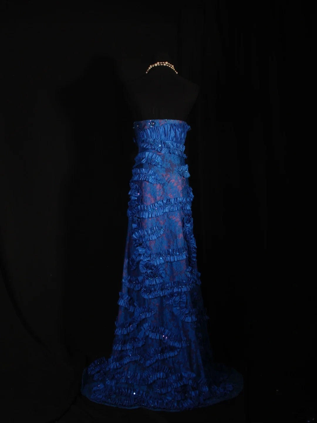 Robe de bal longue vintage années 1960, coupe trapèze, décolleté cœur, en satin bleu roi, ornée de dentelle et de perles. Idéale pour un 18e anniversaire. Robe de soirée AS297