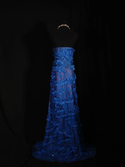 Robe de bal longue vintage années 1960, coupe trapèze, décolleté cœur, en satin bleu roi, ornée de dentelle et de perles. Idéale pour un 18e anniversaire. Robe de soirée AS297