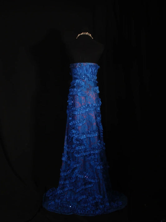 Robe de bal longue vintage années 1960, coupe trapèze, décolleté cœur, en satin bleu roi, ornée de dentelle et de perles. Idéale pour un 18e anniversaire. Robe de soirée AS297