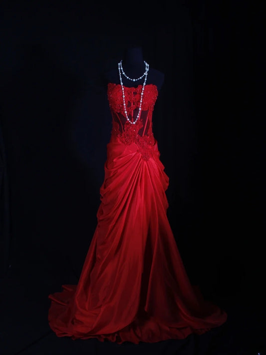 Robe de bal longue vintage sirène en satin rouge, bustier cœur, années 1970, ornée de dentelle et de perles. Inspiration pour une tenue de 18 ans ou une robe de soirée (AS298).