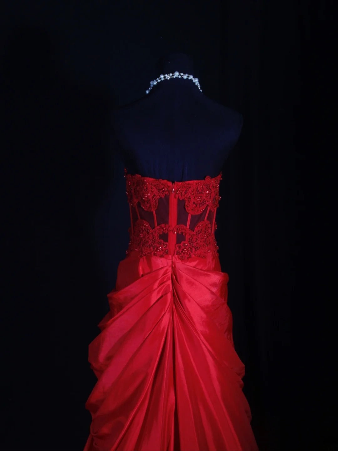 Vintage Meerjungfrauen-Abendkleid aus rotem Satin im Stil der 1970er Jahre mit Spitzen- und Perlenoberteil – Inspiration für den 18. Geburtstag – Abendkleid AS298