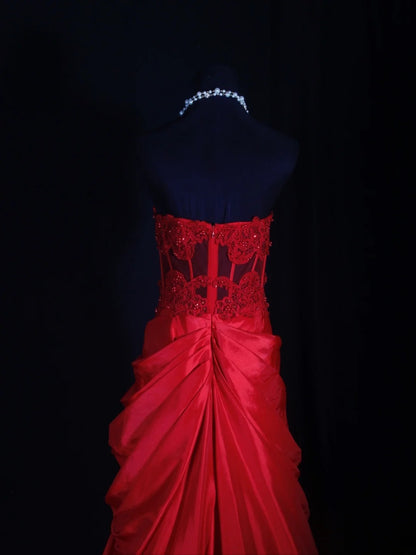 Vintage Meerjungfrauen-Abendkleid aus rotem Satin im Stil der 1970er Jahre mit Spitzen- und Perlenoberteil – Inspiration für den 18. Geburtstag – Abendkleid AS298