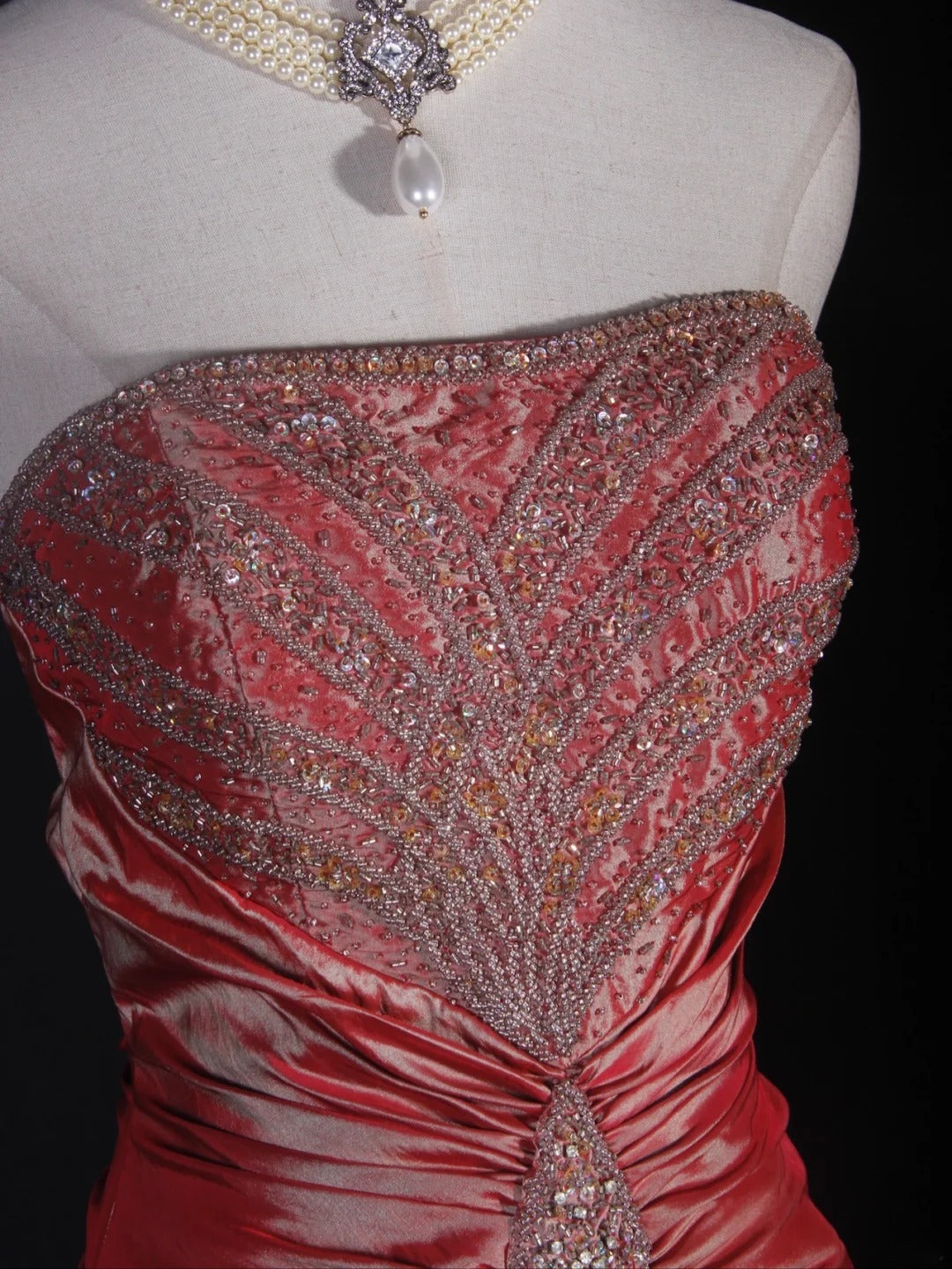 Robe de bal longue sirène rétro années 60 en taffetas rose sans bretelles avec corsage orné de perles argentées - Inspiration pour une tenue de 22e anniversaire - Robe de soirée AS299