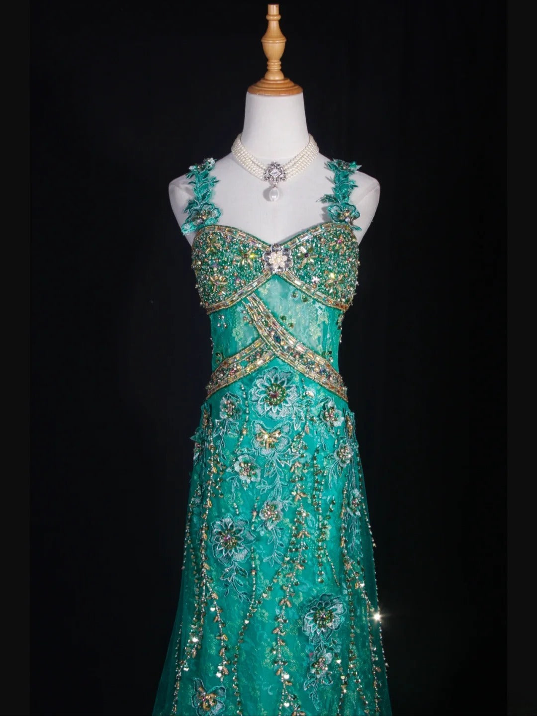 Robe de bal longue vintage années 1950, coupe trapèze, bustier cœur, en tulle vert orné de perles. Inspiration pour une tenue de 20e anniversaire. Robe de soirée AS302