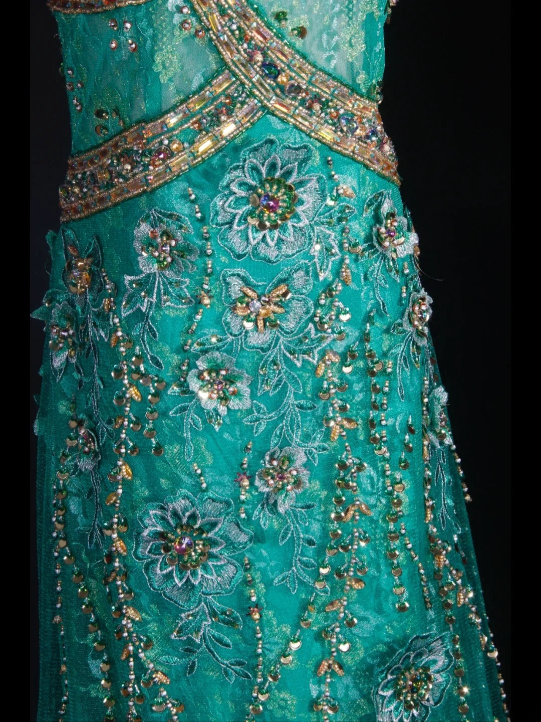 Robe de bal longue vintage années 1950, coupe trapèze, bustier cœur, en tulle vert orné de perles. Inspiration pour une tenue de 20e anniversaire. Robe de soirée AS302